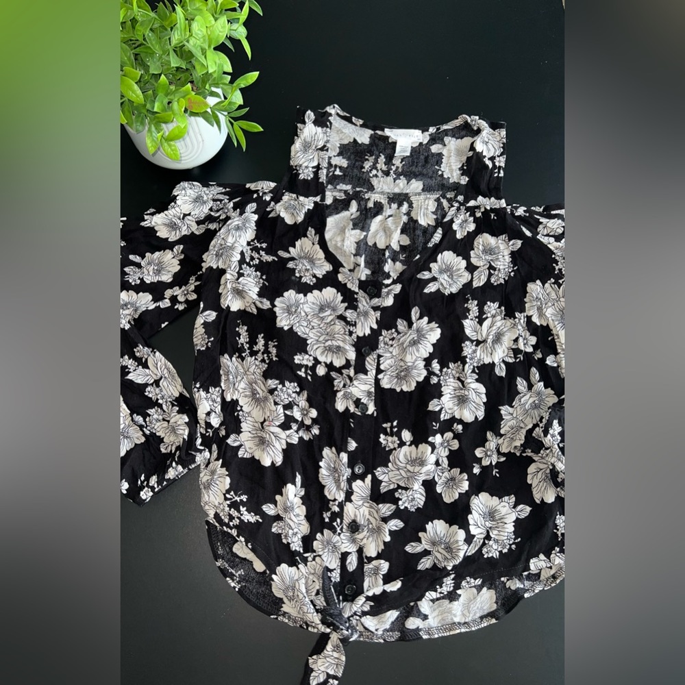 Full Tilt Black and white floral cold shoulder V neck Blouse Size Medium GUC